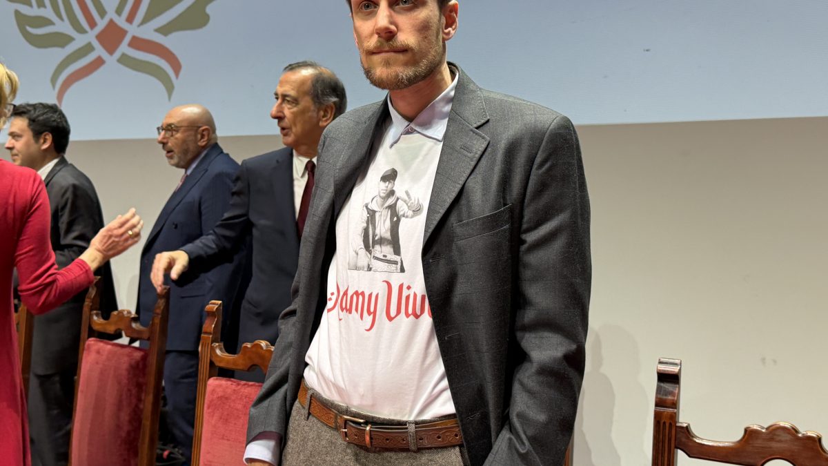 Tommaso Gorini, consigliere comunale di Eurpa Verde – Verdi Milano indossa la maglietta di Ramy Elgaml durante la cerimonia di consegna degli Ambrogini d’oro