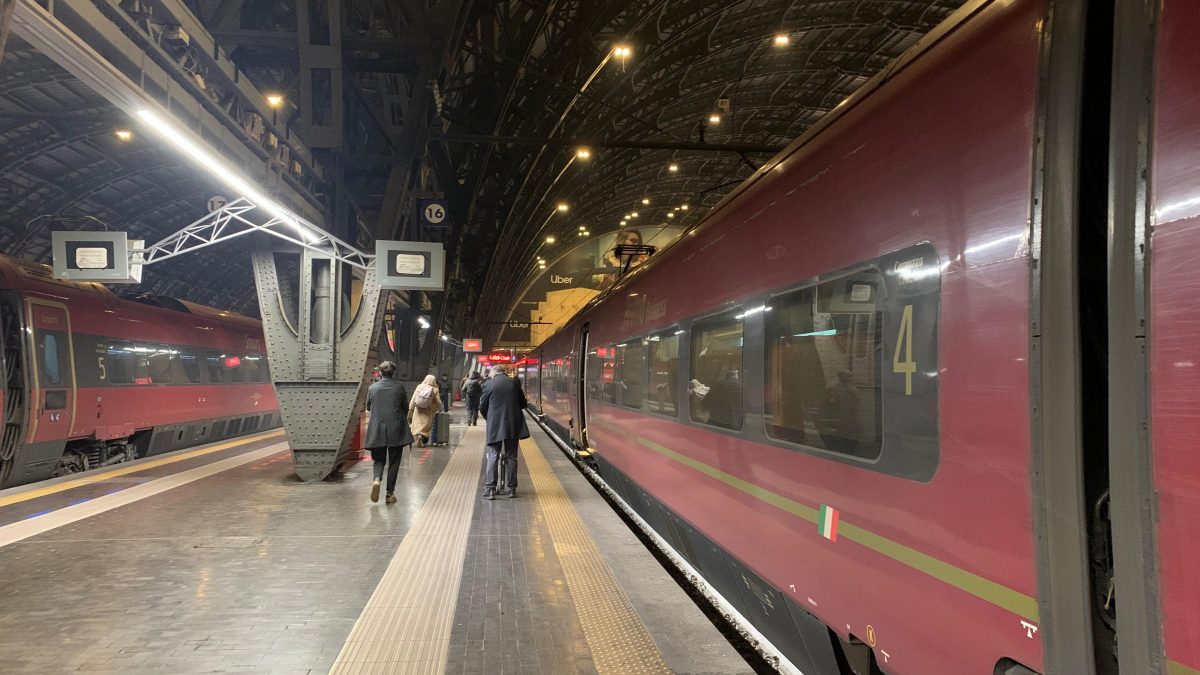 L’arrivo dei passeggeri in piena notte a Milano Centrale
