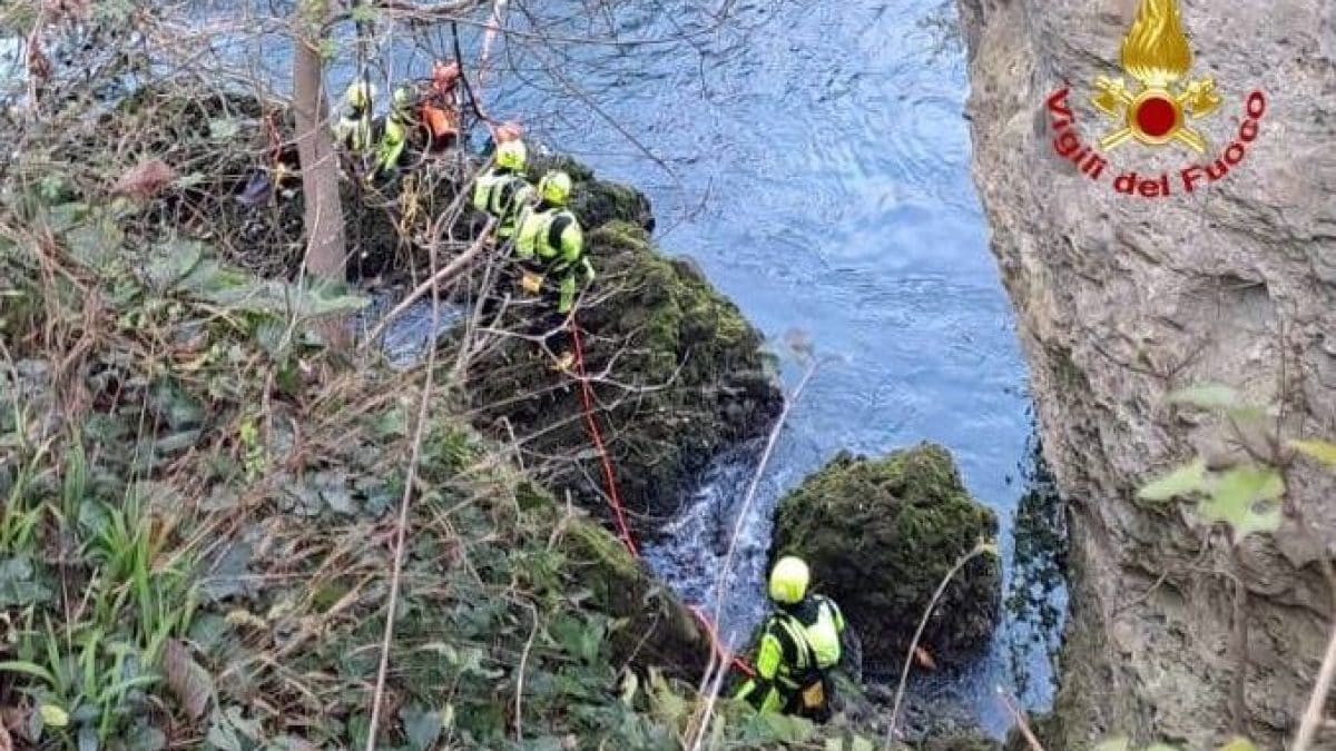 Le ricerche dei vigili del fuoco lungo il fiume Adda