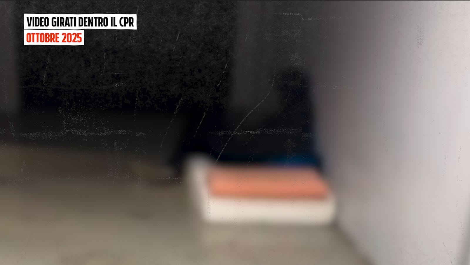 Uno dei materassi sul pavimento dentro il Cpr di via Corelli a Milano