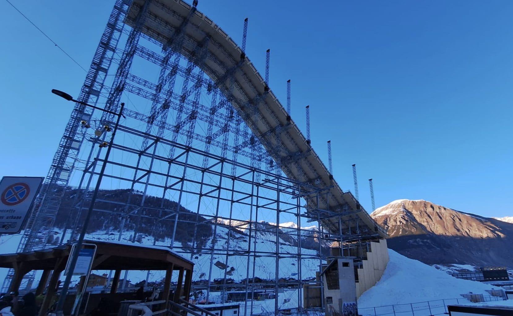 Il trampolino in fase di allestimento della specialità olimpica Big Air