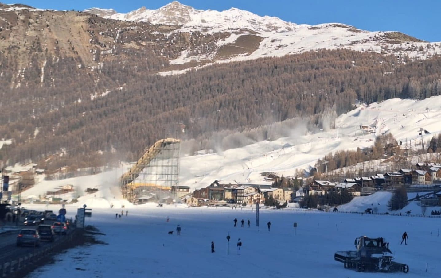 A Livigno oltre al trampolino dello Big Air si stanno preparando le piste innevate delle specialità di snowboard e freestyle