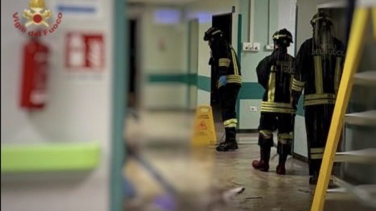 I vigili del fuoco al lavoro nel pronto soccorso di Lodi
