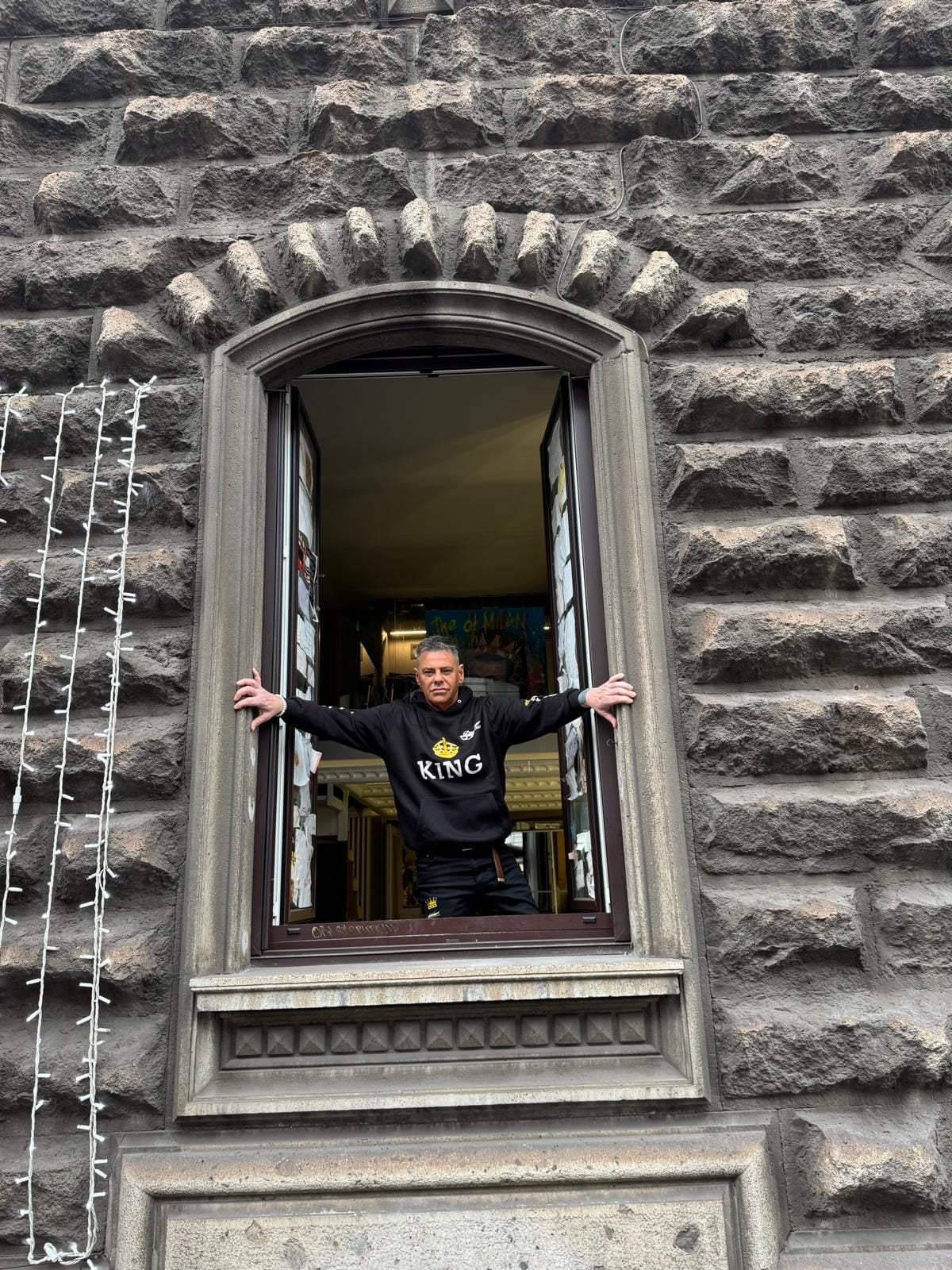 La finestra di viale Lunigiana a Milano, dove Davide Lacerenza ha trascorso il periodo degli arresti domiciliari