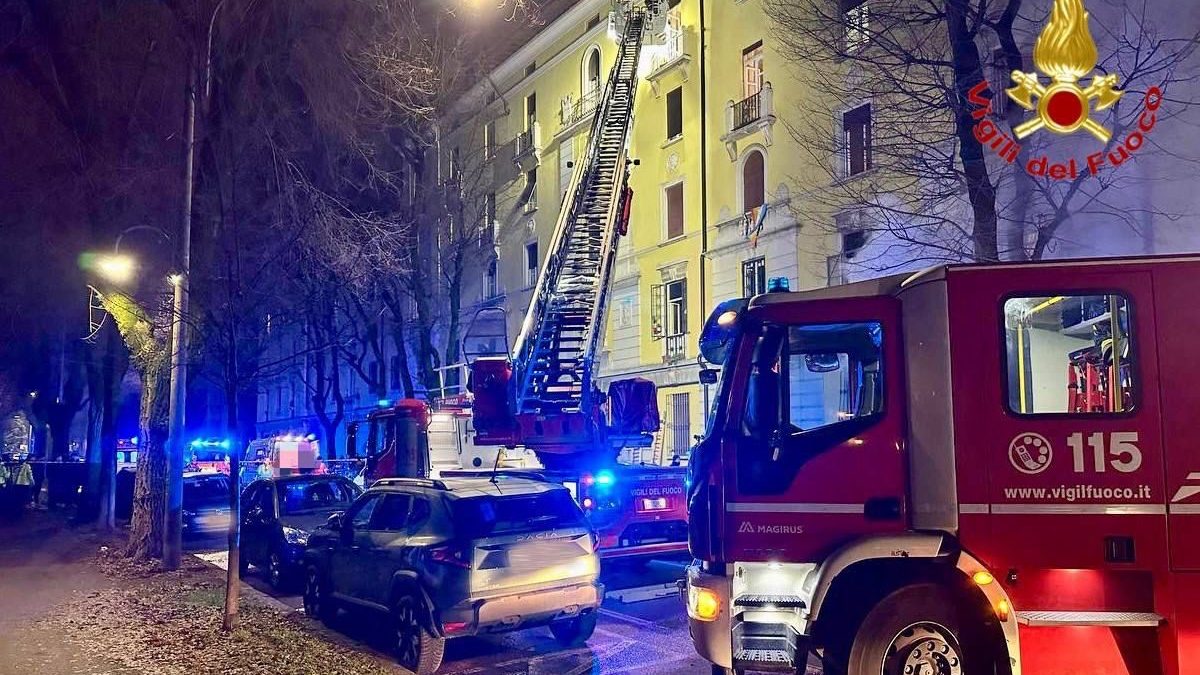 L’edificio di via Monte Nero a Brescia coinvolto nell’incendio (foto Vigili del Fuoco)
