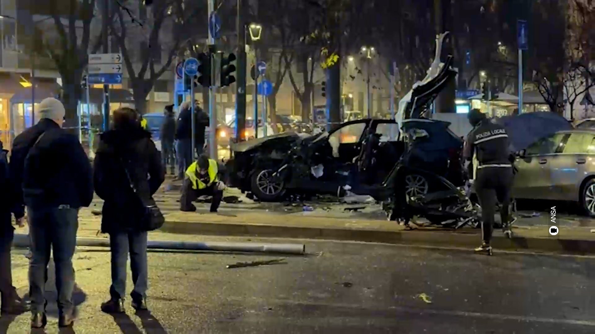 Una delle auto distrutte nell’incidente in corso Sempione