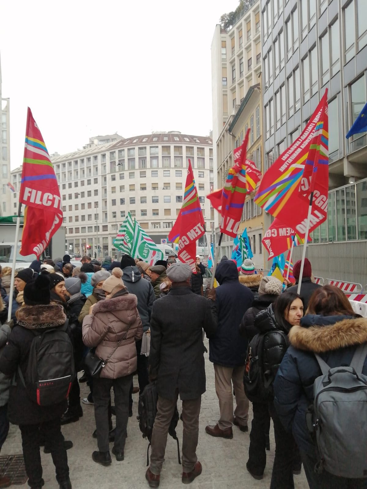 Il presidio dei lavoratori Bayer Pharma promosso da Filctem Cgil davanti alla sede di Assolombarda a Milano