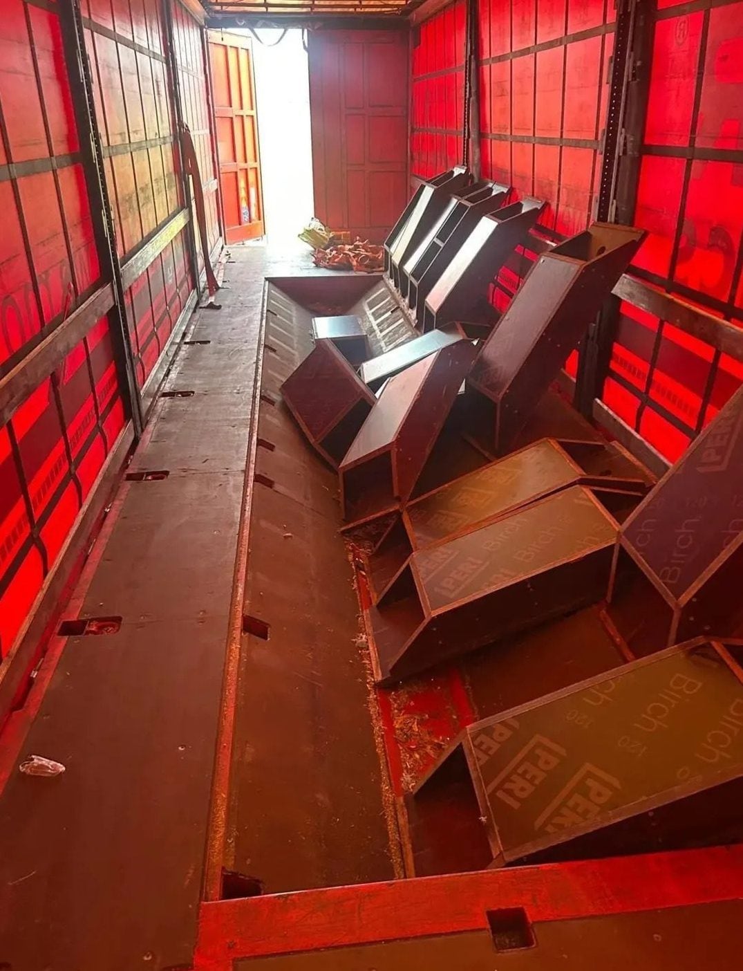 L’interno del camion usato per trasportare la cocaina (foto da guardia di finanza)