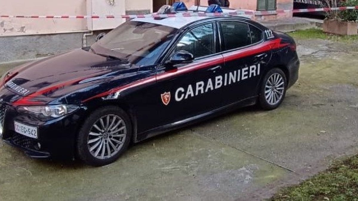 I carabinieri accorsi dopo l’allarme.