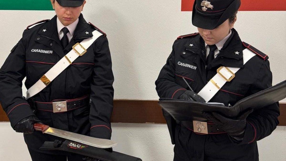 Il coltello sequestrato dai carabinieri di Brescia