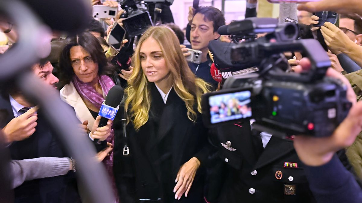 Chiara Ferragni fuori dall’aula del tribunale di Milano
