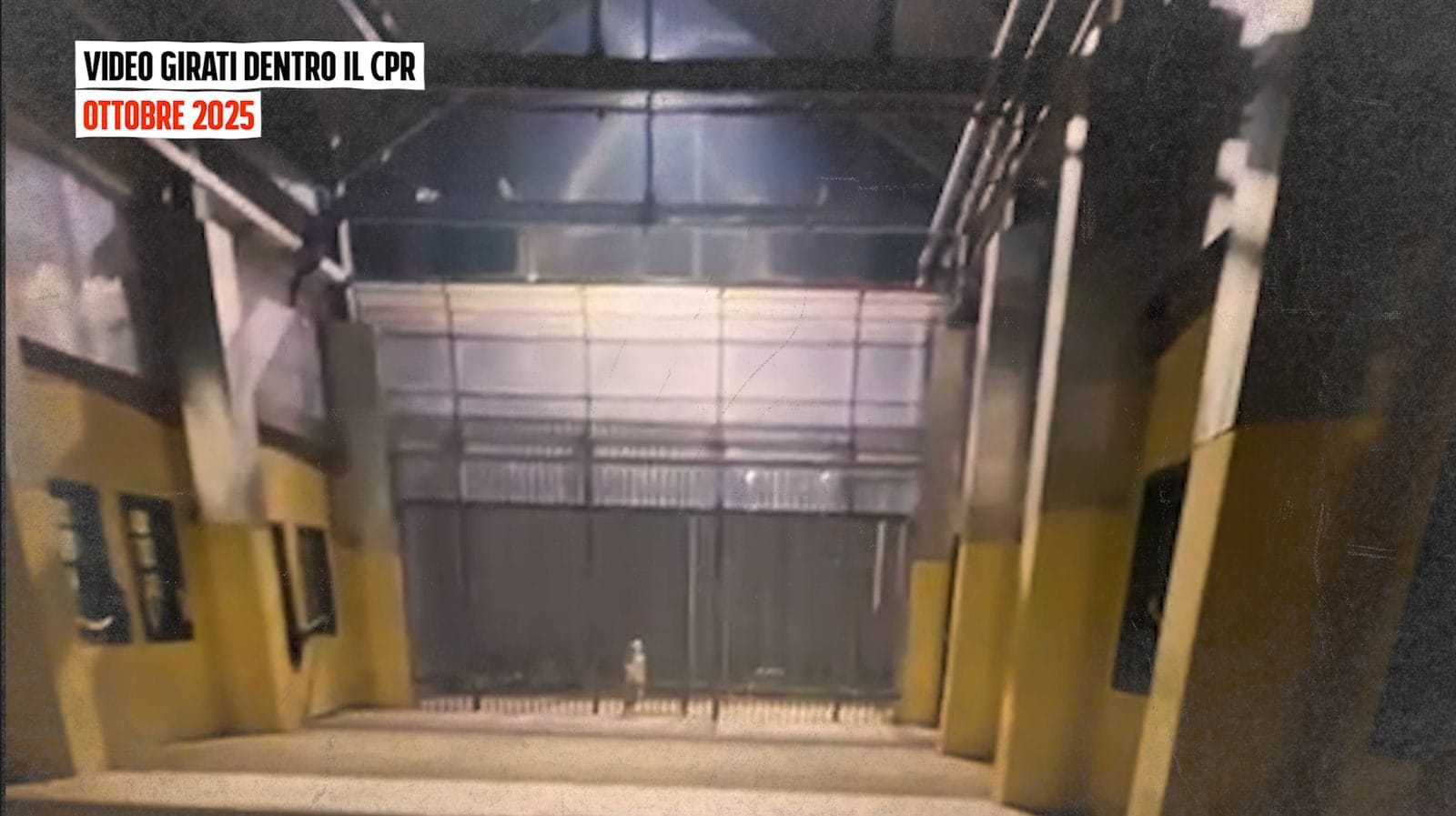 Il cortile dentro il Cpr di via Corelli dove "non si vede il cielo" e dove le persone "tentano di uccidersi"