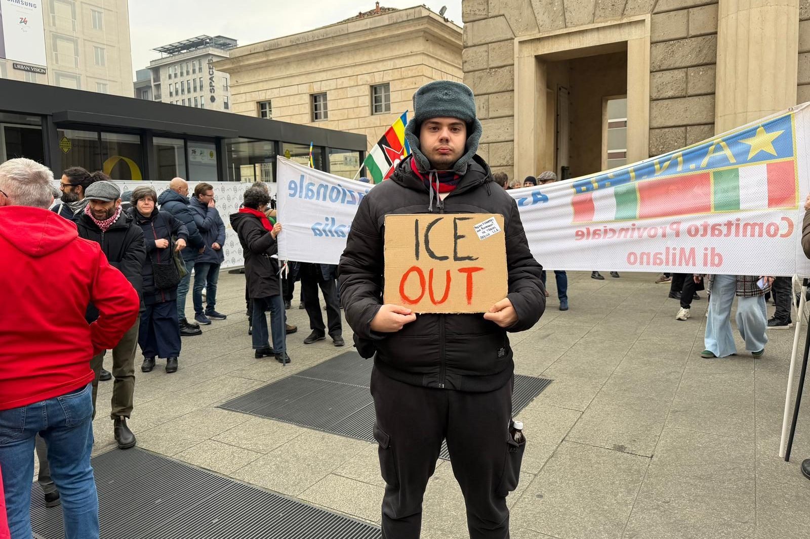 Un manifestante a Milano con un cartello con la scritta "Ice out" (foto di Simone Giancristofaro – Fanpage.it)