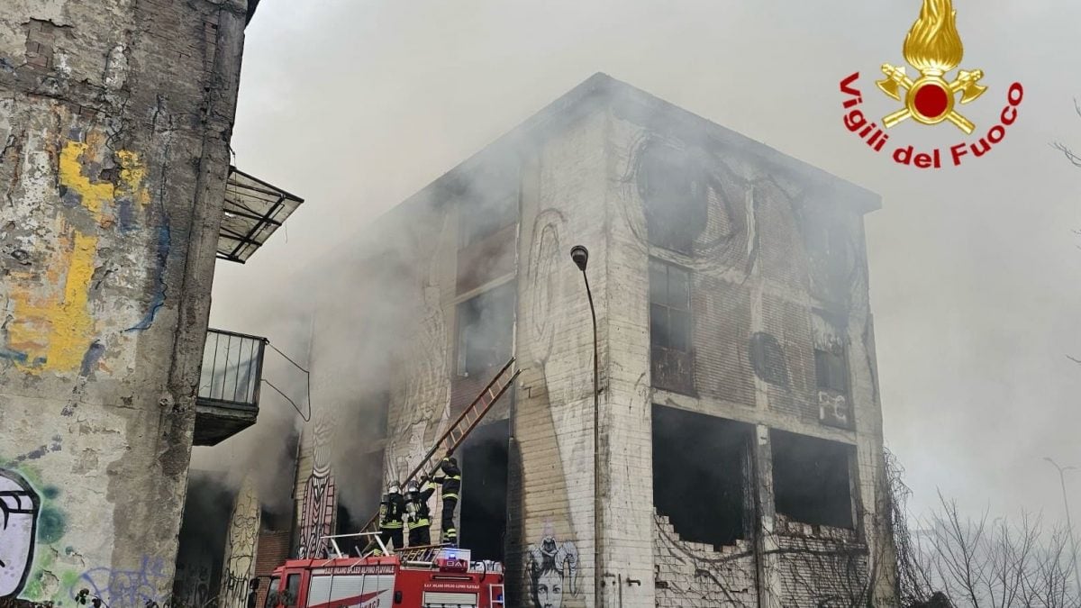 L’incendio in un edificio al confine tra Milano e Cormano