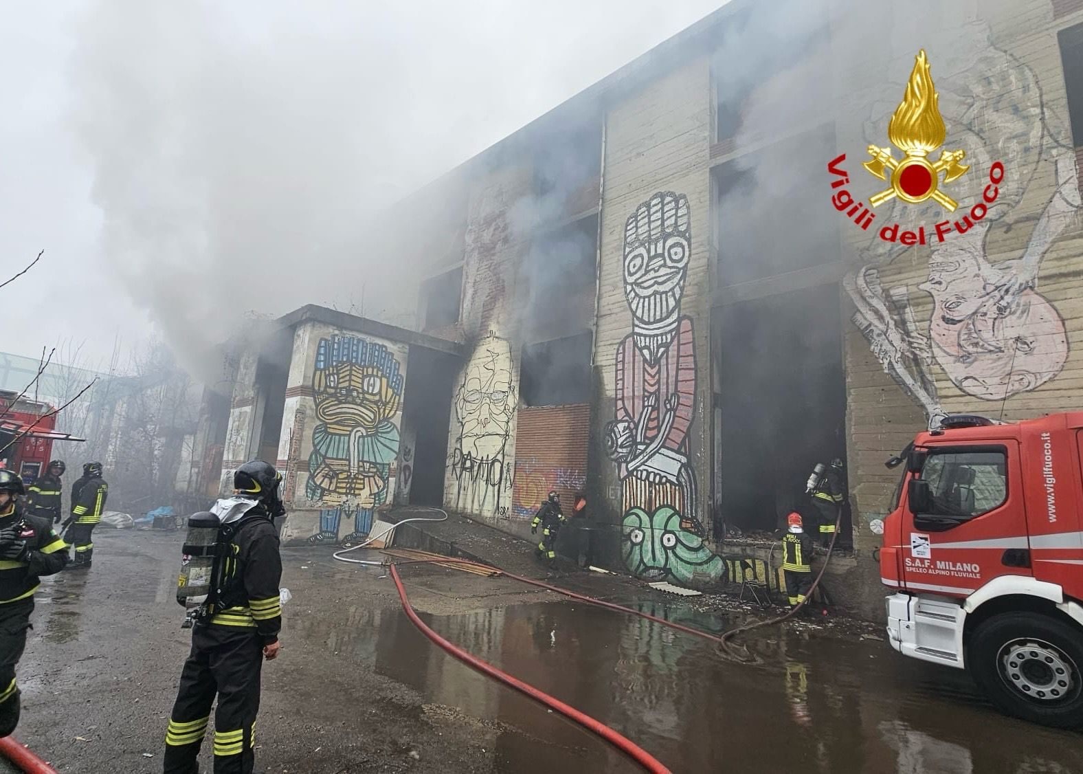 L’incendio in un edificio al confine tra Milano e Cormano