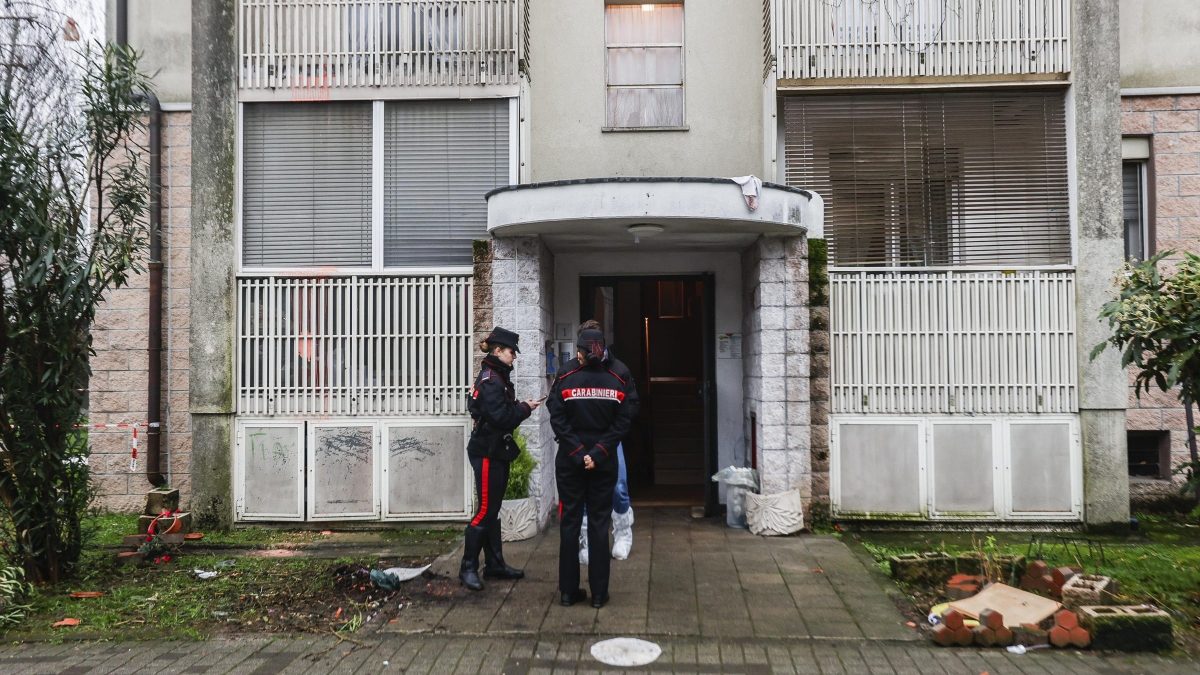 I carabinieri fuori dal condominio in via delle Peonie a Rozzano dove è deceduto Domenico Lorusso
