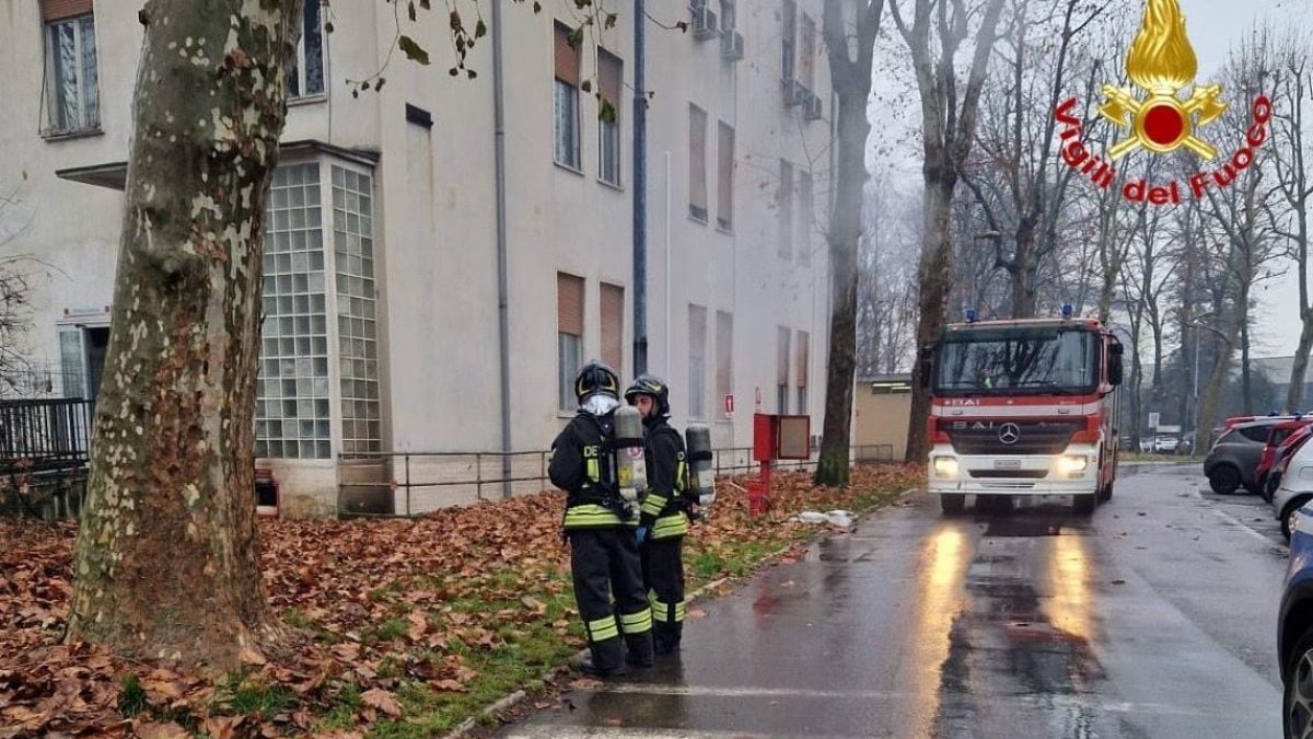 I vigili del fuoco all’ospedale Sacco di Milano