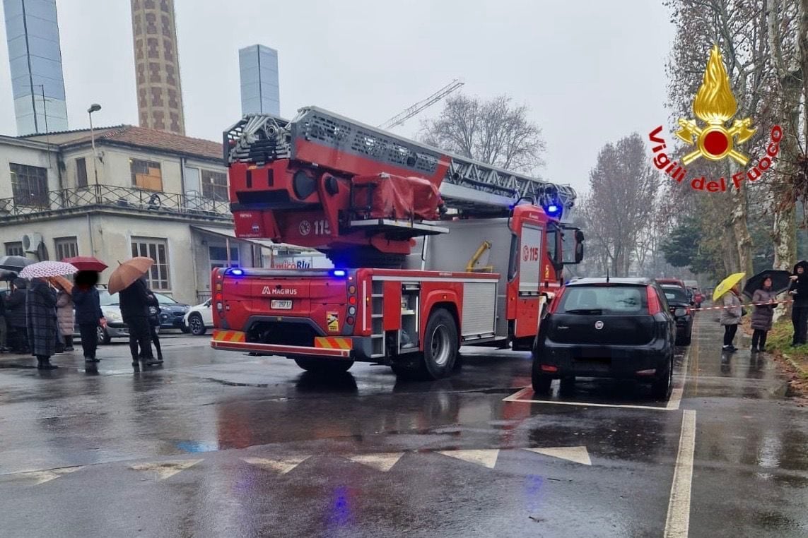L’intervento dei vigili del fuoco all’ospedale Sacco di Milano
