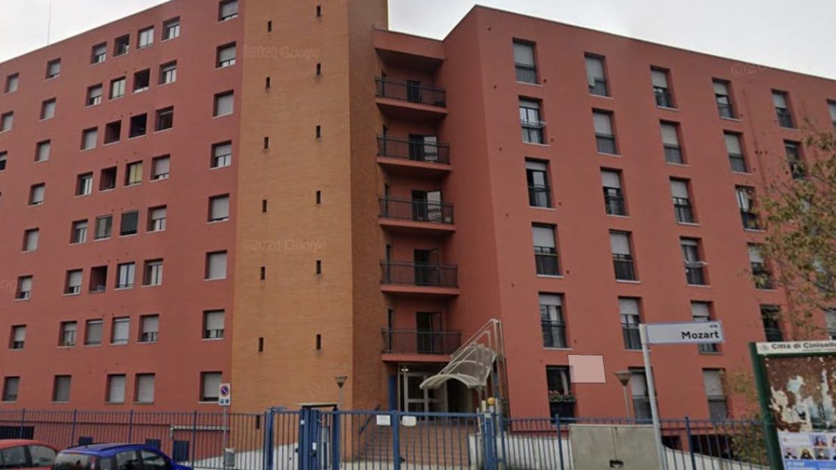 Il palazzo di via Mozart, a Cinisello Balsamo (Milano), dove è scoppiato l’incendio