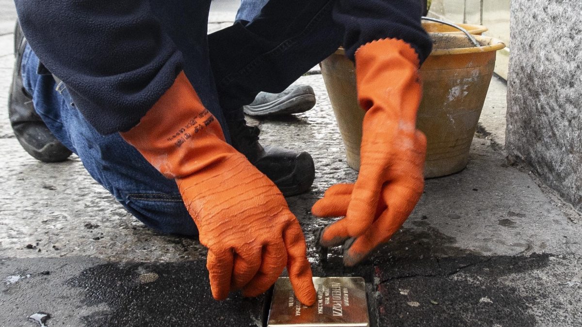 La posa delle pietre d’inciampo a Milano nel 2025 (foto da LaPresse)