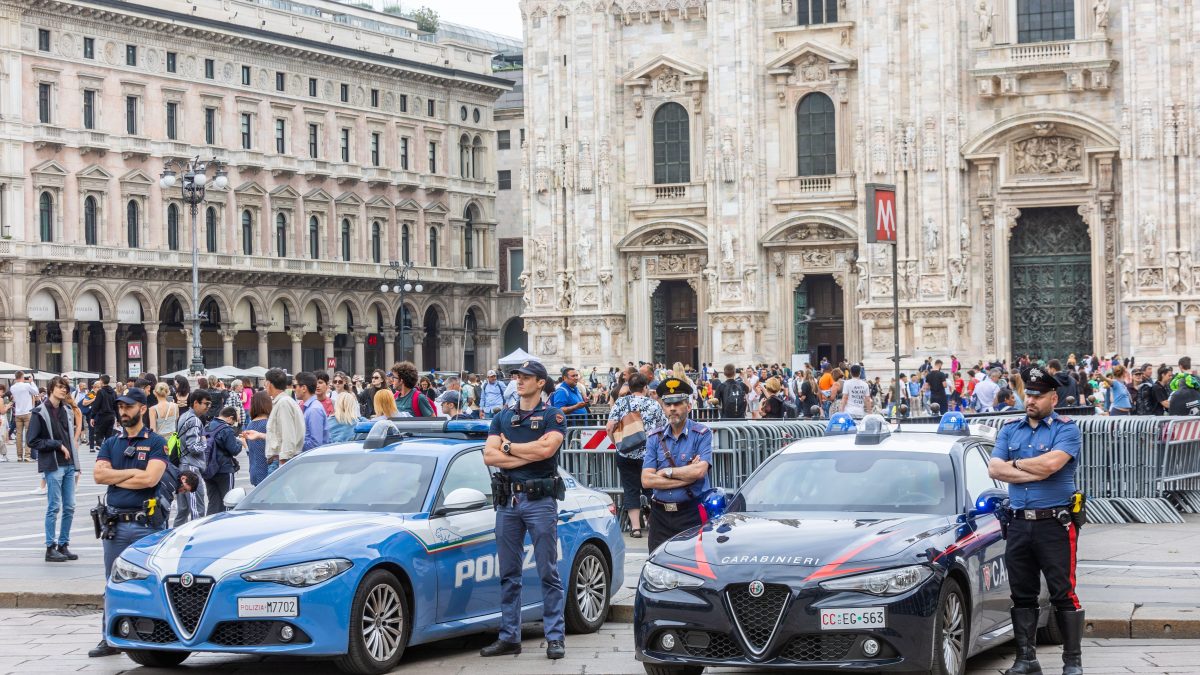 Polizia e carabinieri in piazza Duomo a Milano (foto da LaPresse)