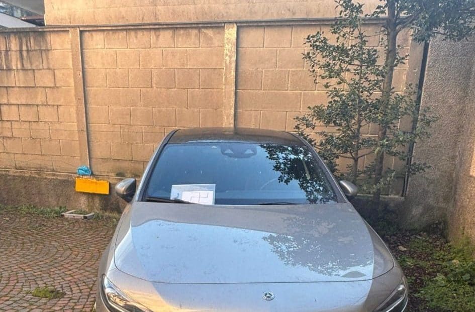 Il foglio con sopra la svastica lasciato sull’auto delle due donne