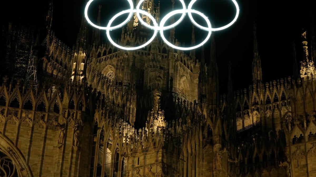 Simboli olimpici per le Olimpiadi invernali di Milano–Cortina a Milano | Foto LaPresse