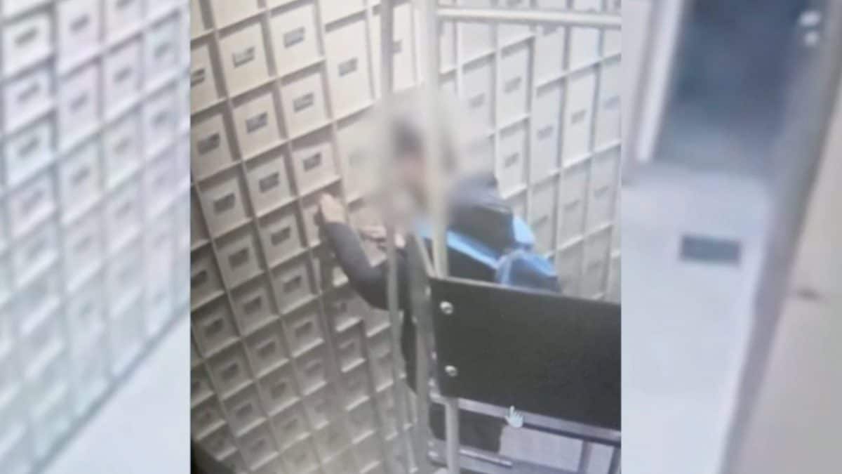 L’immagine del ragazzo bloccato nel caveau a Milano