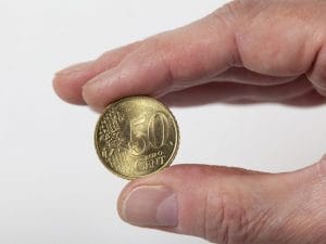 Al supermercato con una scatola piena di monete false da 50 centesimi da cambiare: denunciato