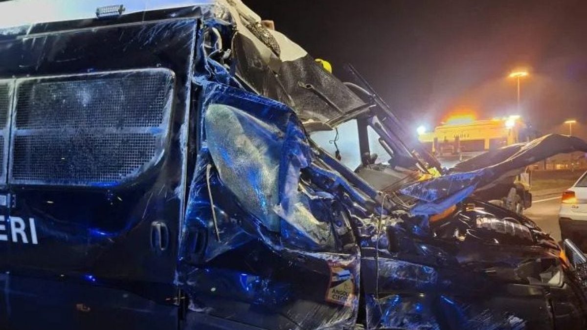 Il furgone dei carabinieri coinvolto nell’incidente a Caponago (foto da Sim Carabinieri)