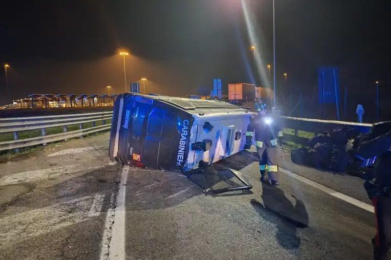 Il furgone dei carabinieri ribaltato lungo l’autostrada A4 (foto da Sim Carabinieri)