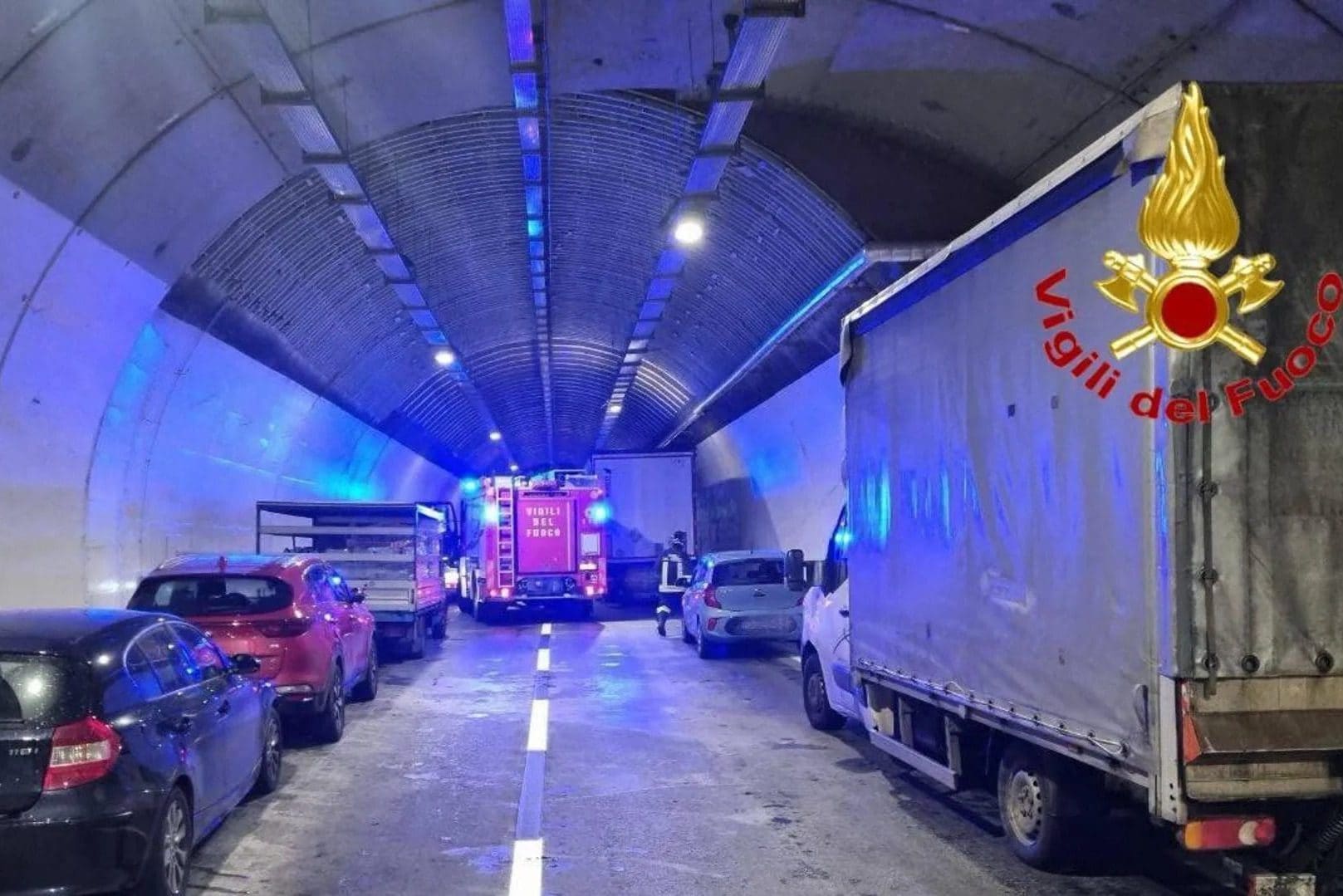 Il traffico bloccato nella galleria Monte Piazzo della ss36