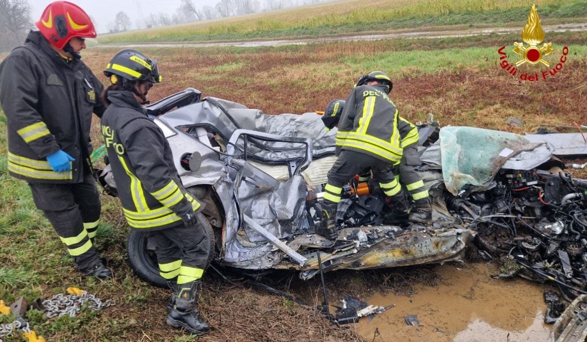 L’intervento dei vigili del fuoco sull’auto di Nicu Joghiu