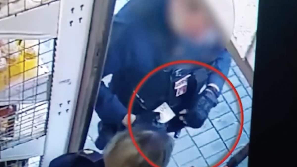 Il momento del sequestro delle banconote