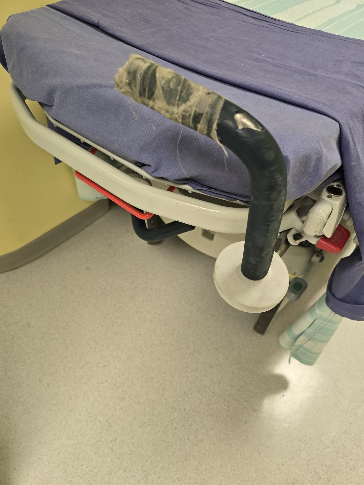 Una barella fotografata a gennaio scorso in un reparto dell’ospedale San Raffaele