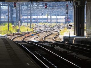 Olimpiadi Milano Cortina, sabotata la linea ferroviaria per la Valtellina: aperte 2 inchieste a Milano e Lecco