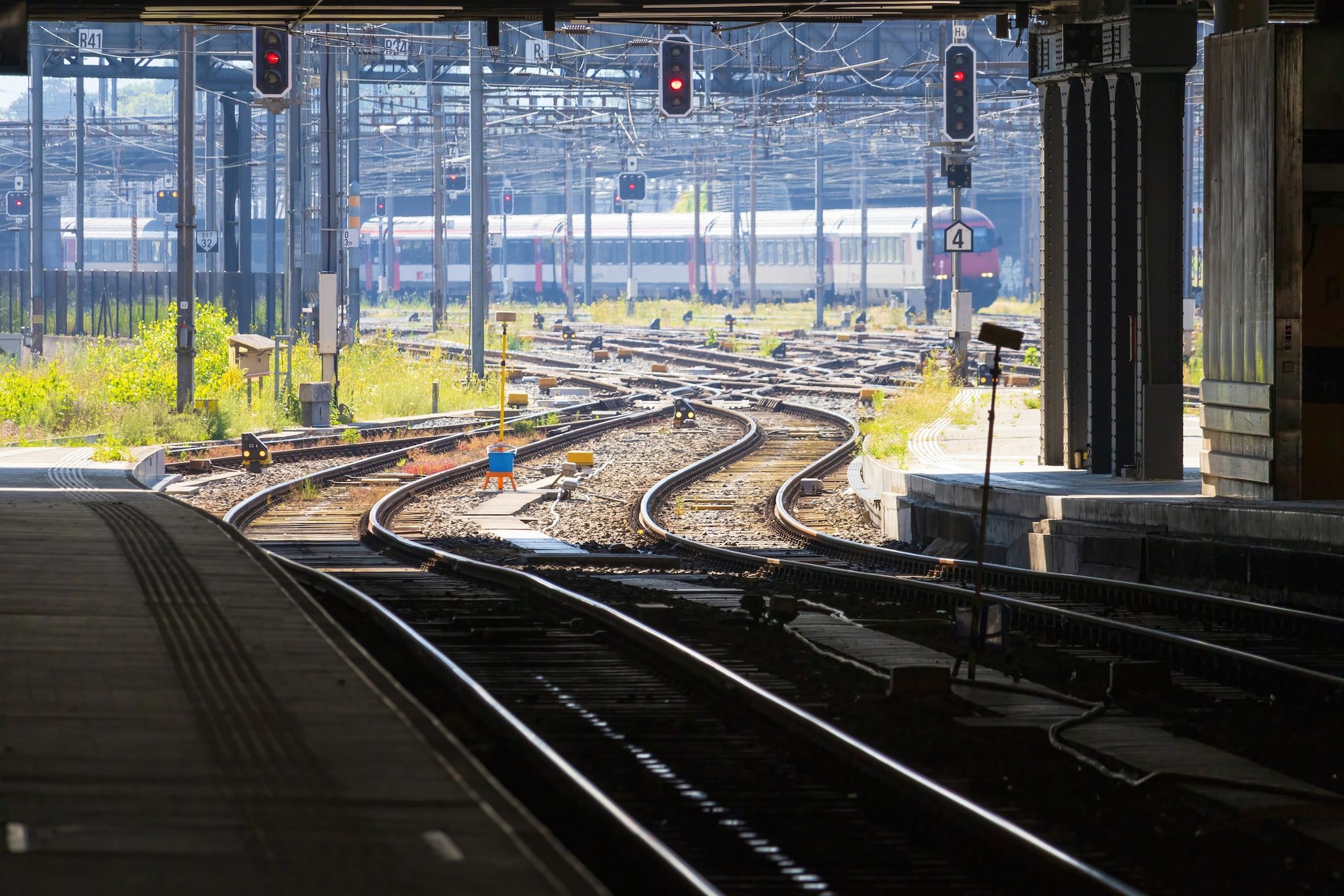 Olimpiadi Milano Cortina, sabotata la linea ferroviaria per la Valtellina: aperte 2 inchieste a Milano e Lecco