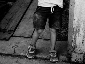 Bimbi di 8 anni sfruttati in un capannone, denunciata la titolare per caporalato: multa da 100mila euro