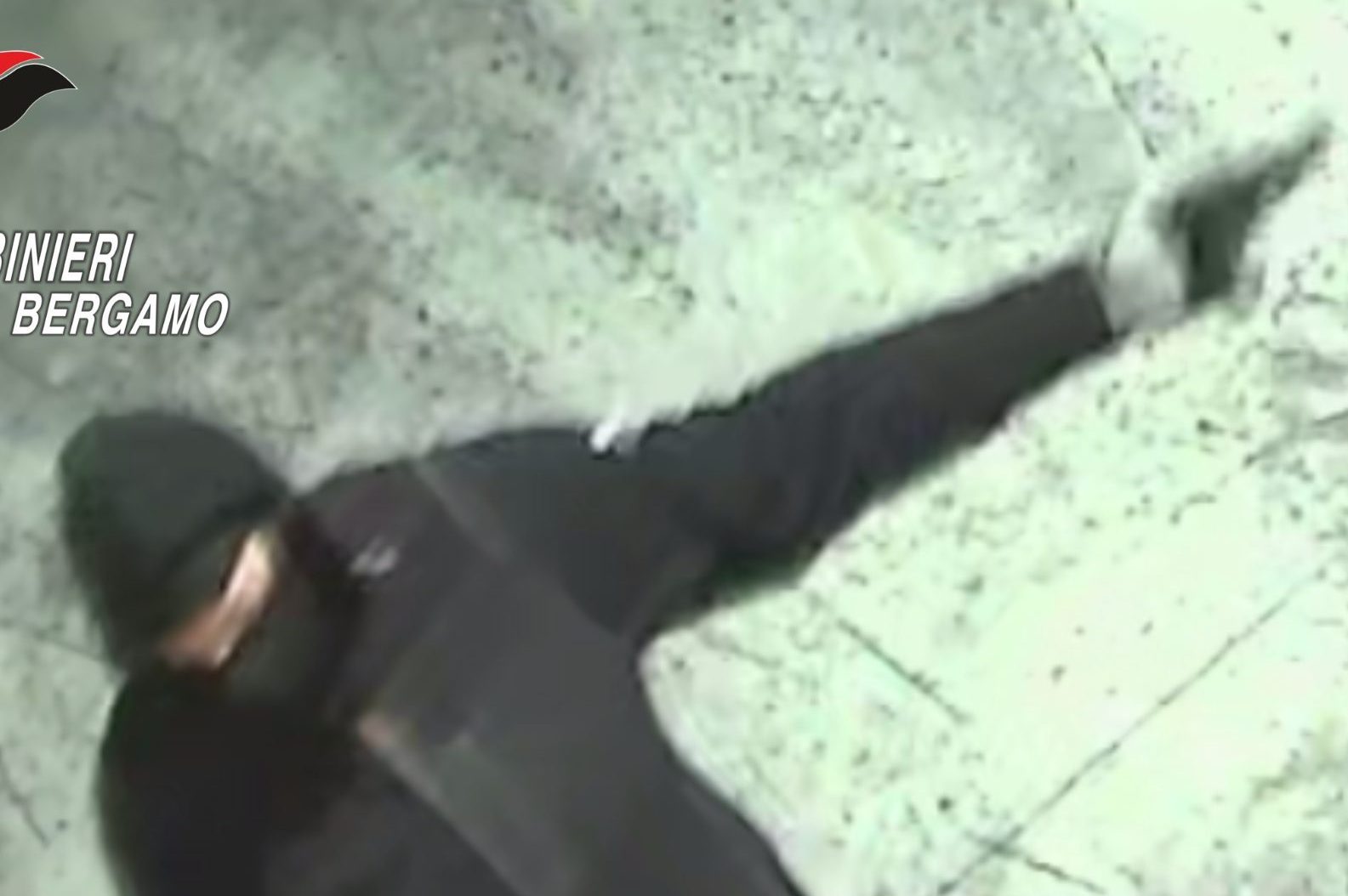 Uno dei rapinatori di Cenate Sopra (foto da carabinieri di Bergamo)