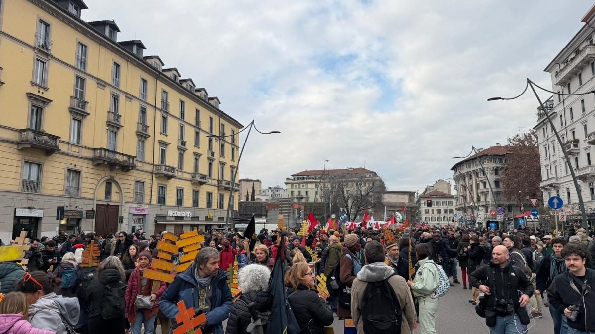 I partecipanti al corteo a Milano contro le Olimpiadi (Credits: Simone Giancristofaro)