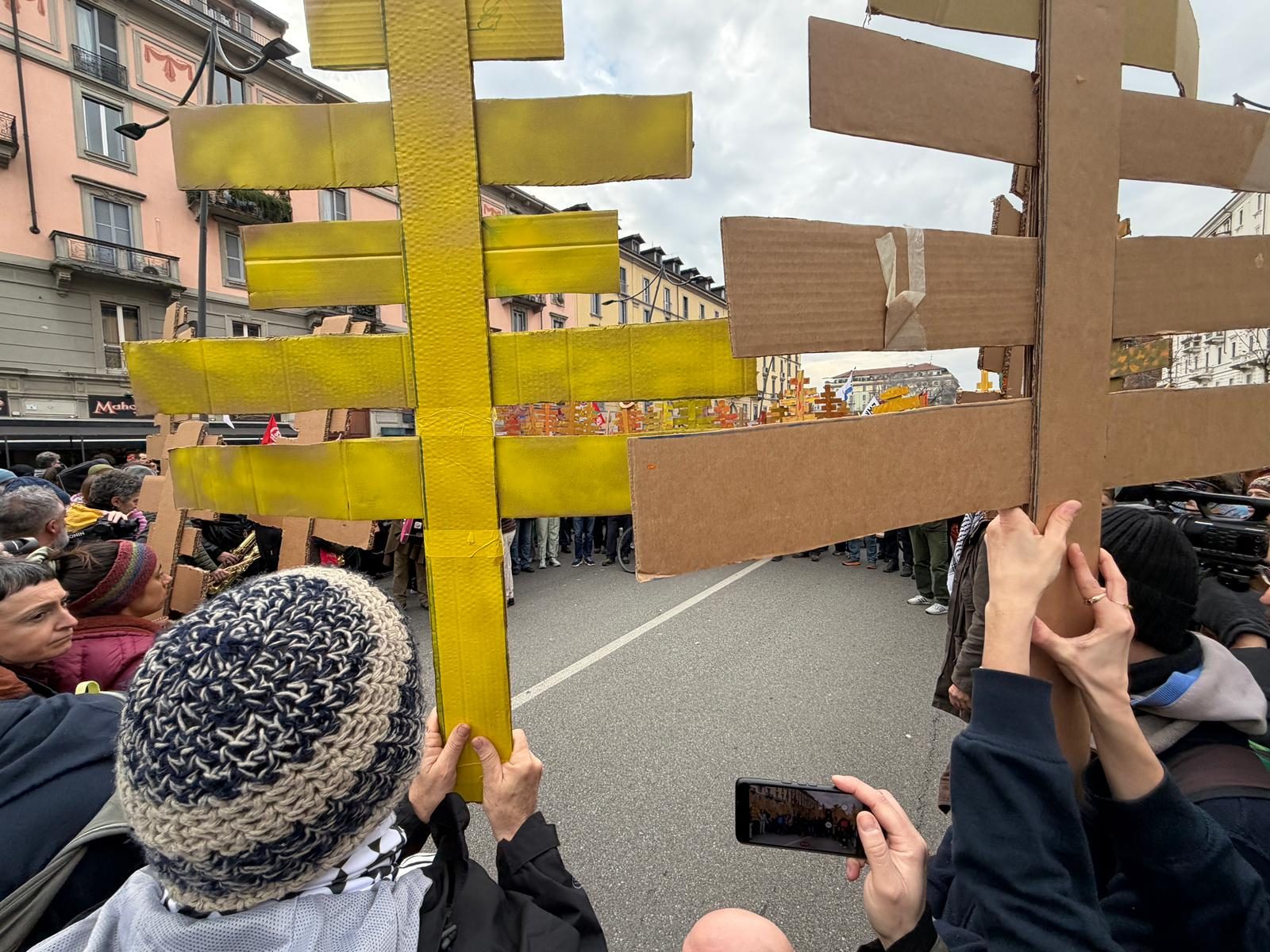 I larici che sfilano in corteo a Milano (credits: Simone Giancristofaro)