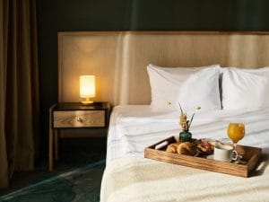 Milano aumenta la tassa di soggiorno a 12 euro a notte per gli hotel a 5 stelle: il piano del Comune per il 2026