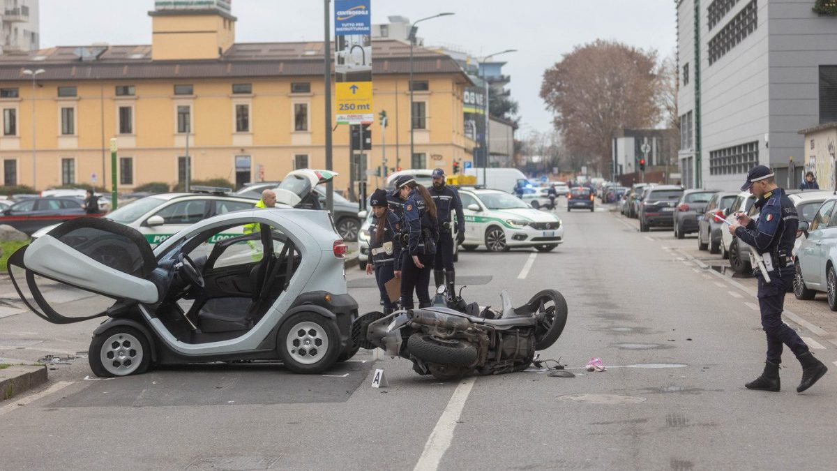 I due mezzi incidentati (foto LaPresse)