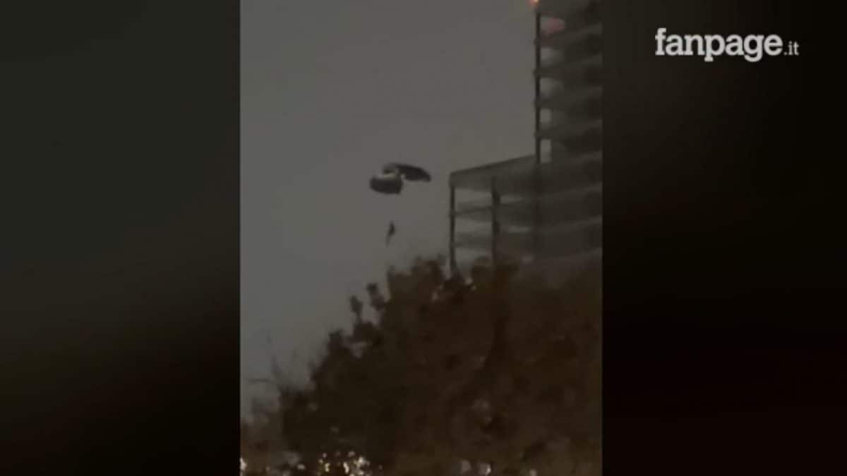 Lancio illegale con il paracadute da una torre abbandonata a Desio