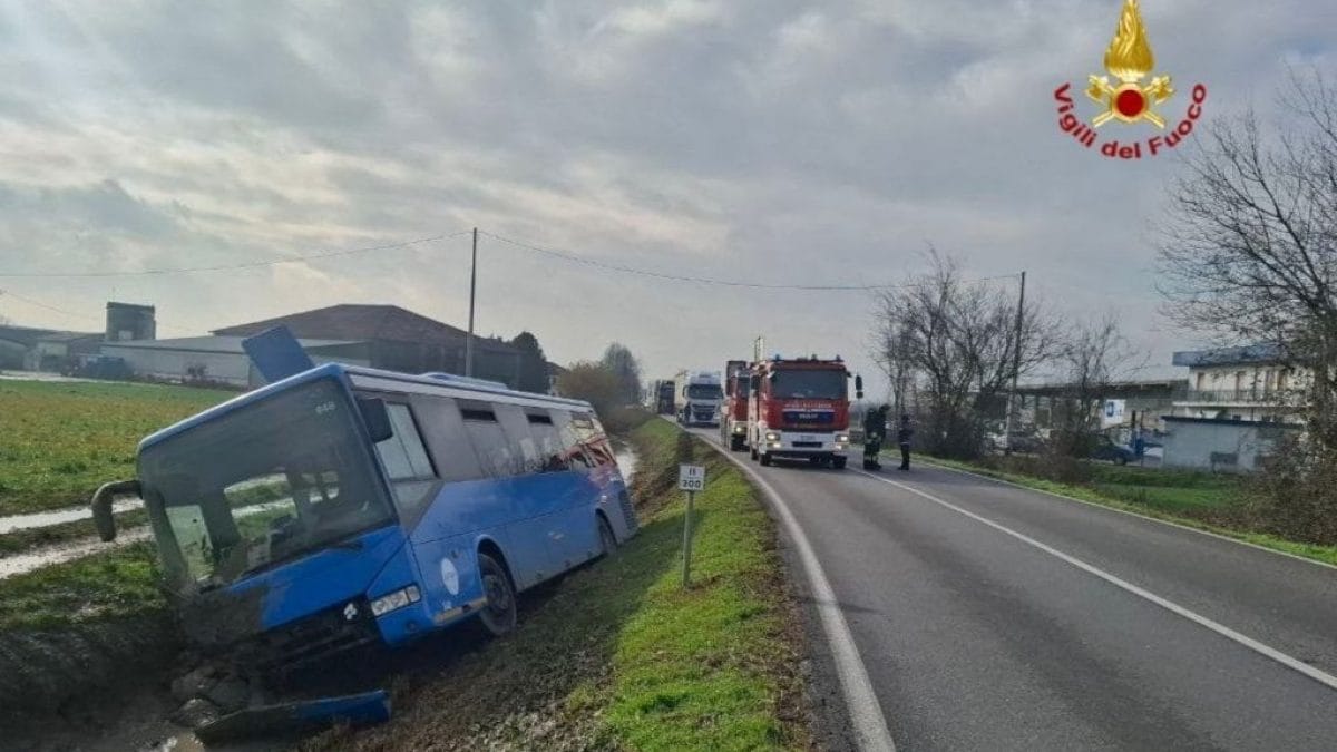 L’autobus finito nel fossato a San Giorgio Bigarello (foto da vigili del fuoco)