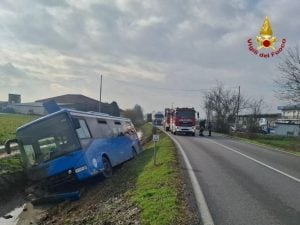 Autobus con 27 studenti a bordo finisce in un fossato nel Mantovano: feriti 2 ragazzi e l’autista