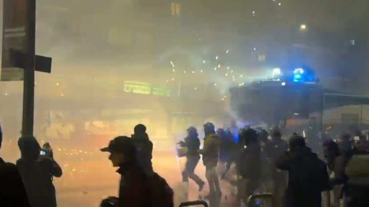 Petardi e fuochi d’artificio dalla folla, la Polizia risponde con lacrimogeni e idranti al termine del corteo contro le Olimpiadi e l’Ice a Milano, dal video di Simone Giancristofaro.
