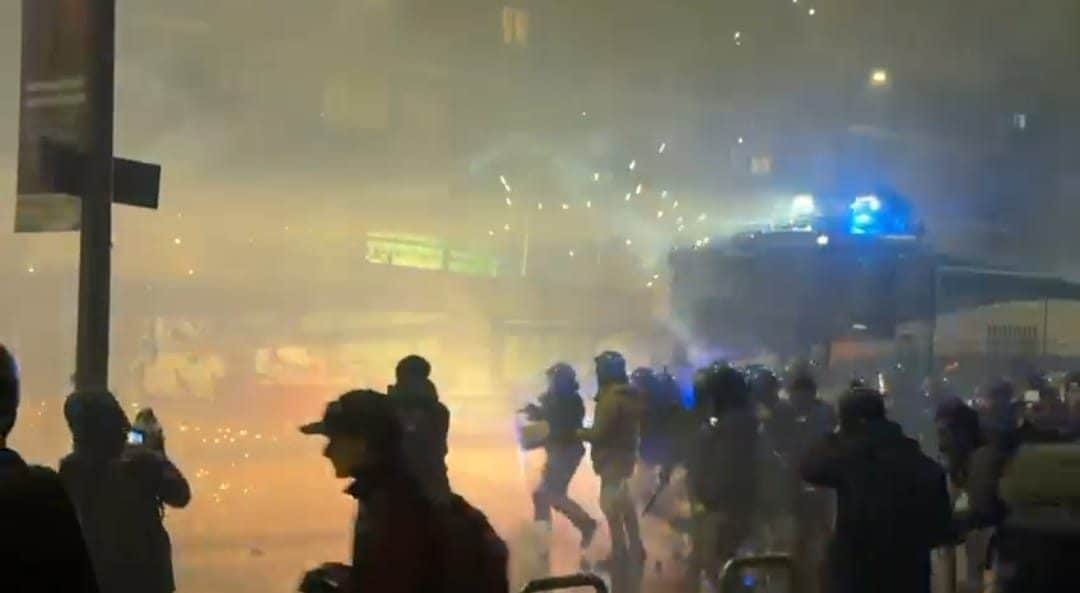 Petardi e fuochi d’artificio dalla folla, la Polizia risponde con lacrimogeni e idranti al termine del corteo contro le Olimpiadi e l’Ice a Milano, dal video di Simone Giancristofaro.