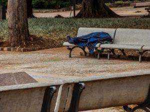 Trovato morto su una panchina a Brescia a 42 anni, un testimone: “Ho segnalato ma nessuno è intervenuto”