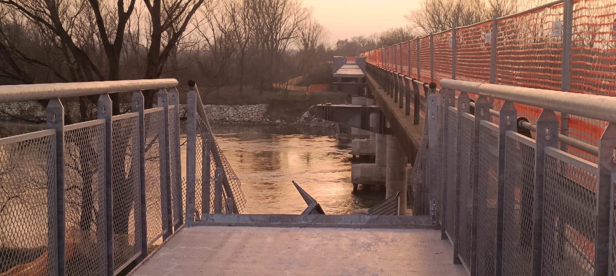 La passerella ciclopedonale sull’Adda di Maccastorna (Lodi) dopo il crollo